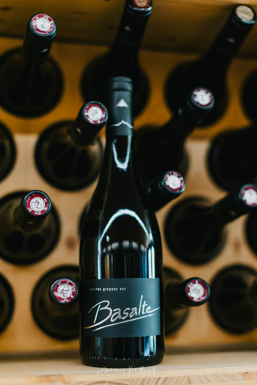 FRANCE - AUVERGNE VOLCANIC WINES ON THE RISE Bouteille du vin volcanique d'Auvergne, le Basalte